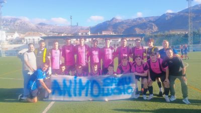 Equipo senior dando ánimos a Lucho y Samu Muñoz  